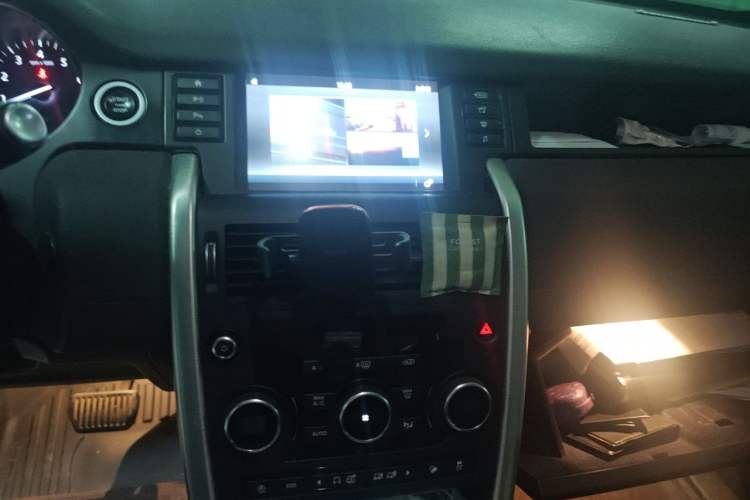 Used Land Rover Discovery Sport 2018 240 PS SE Version Audio And AC Panel