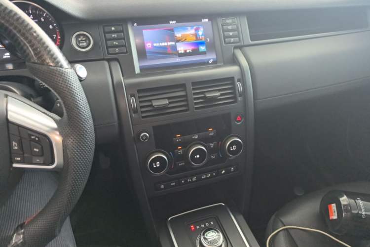 Used Land Rover Discovery Sport 2018 240 PS SE Version Audio And AC Panel