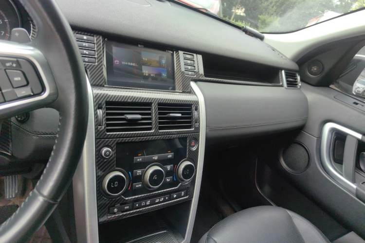 Used Land Rover Discovery Sport 2018 240 PS SE Version Audio And AC Panel