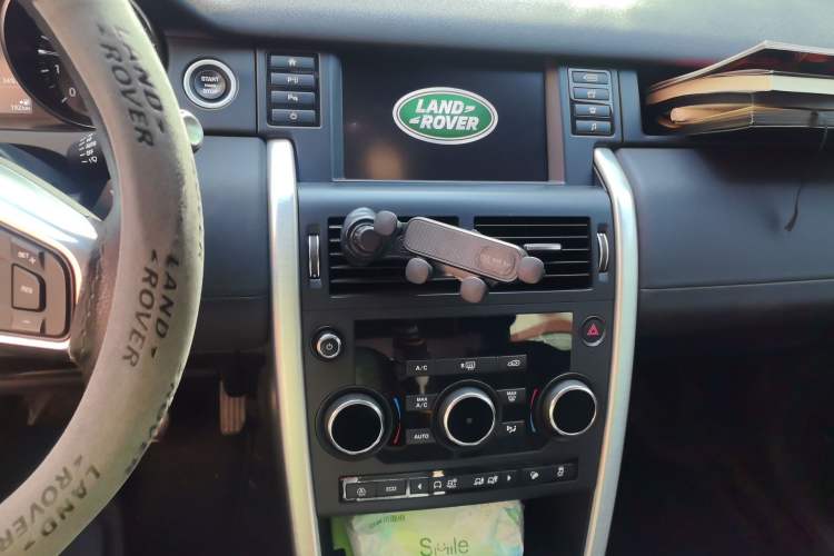 Used Land Rover Discovery Sport 2018 240 PS SE Version Audio And AC Panel