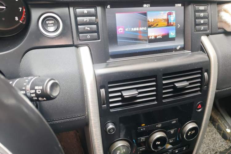 Used Land Rover Discovery Sport 2018 240 PS SE Version Audio And AC Panel