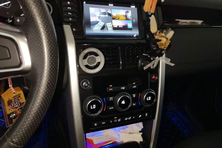 Used Land Rover Discovery Sport 2018 240 PS PURE Edition Audio And AC Panel
