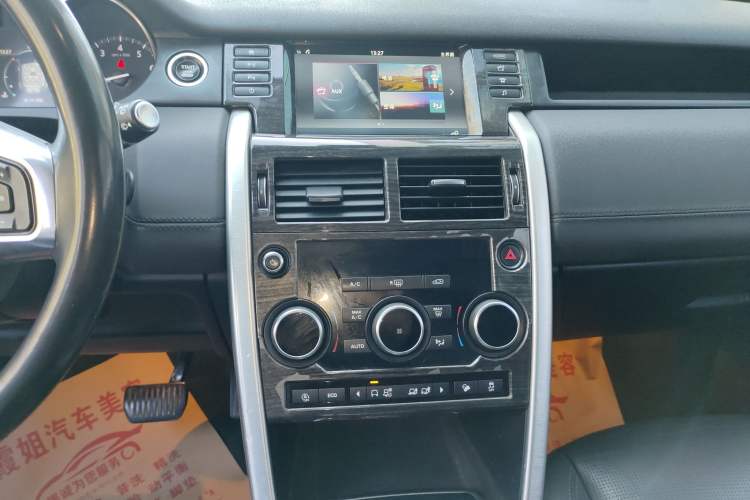 Used Land Rover Discovery Sport 2018 240 PS SE Version Audio And AC Panel