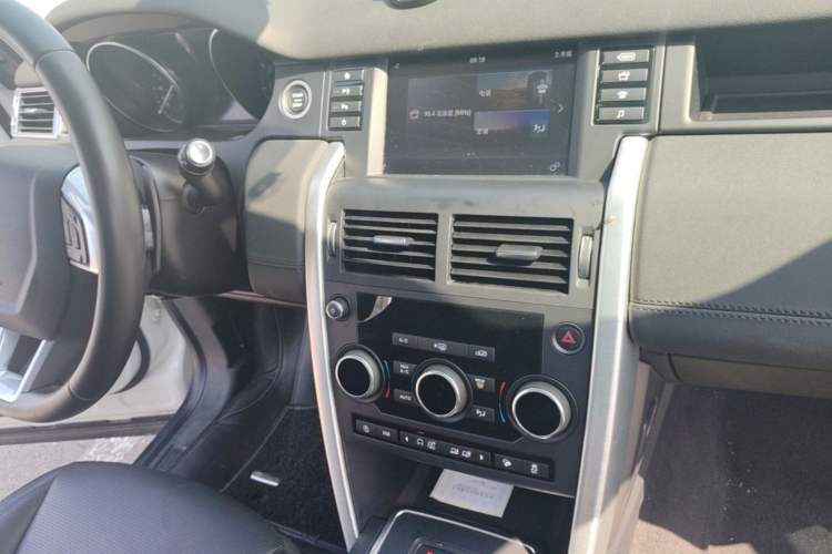 Used Land Rover Discovery Sport 2018 240 PS SE Version Audio And AC Panel