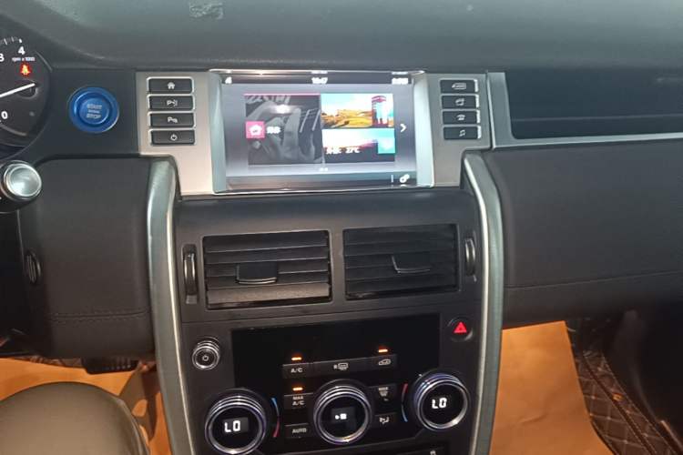 Used Land Rover Discovery Sport 2018 240 PS SE Version Audio And AC Panel