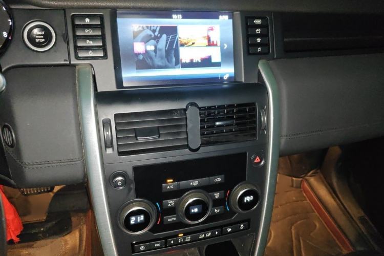 Used Land Rover Discovery Sport 2018 240 PS SE Version Audio And AC Panel