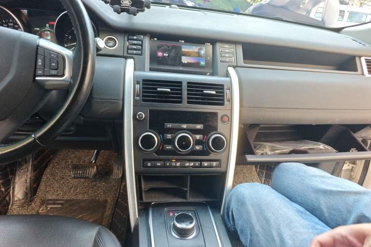 Used Land Rover Discovery Sport 2018 240 PS SE Version Audio And AC Panel