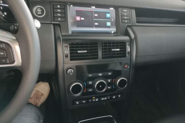 Used Land Rover Discovery Sport 2018 240 PS PURE Edition Audio And AC Panel