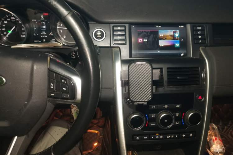 Used Land Rover Discovery Sport 2018 240 PS SE Version Audio And AC Panel