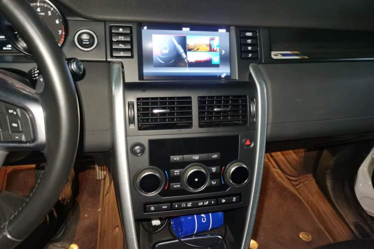 Used Land Rover Discovery Sport 2018 240 PS SE Version Audio And AC Panel