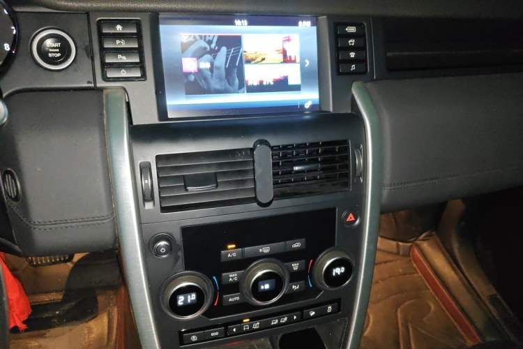Used Land Rover Discovery Sport 2018 240 PS SE Version Audio And AC Panel
