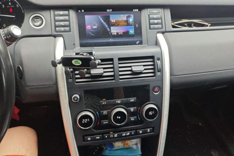 Used Land Rover Discovery Sport 2018 240 PS SE Version Audio And AC Panel