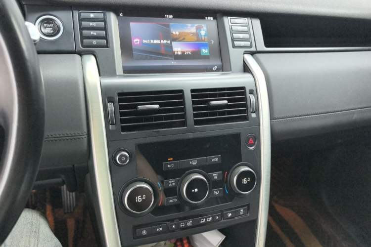 Used Land Rover Discovery Sport 2018 240 PS SE Version Audio And AC Panel