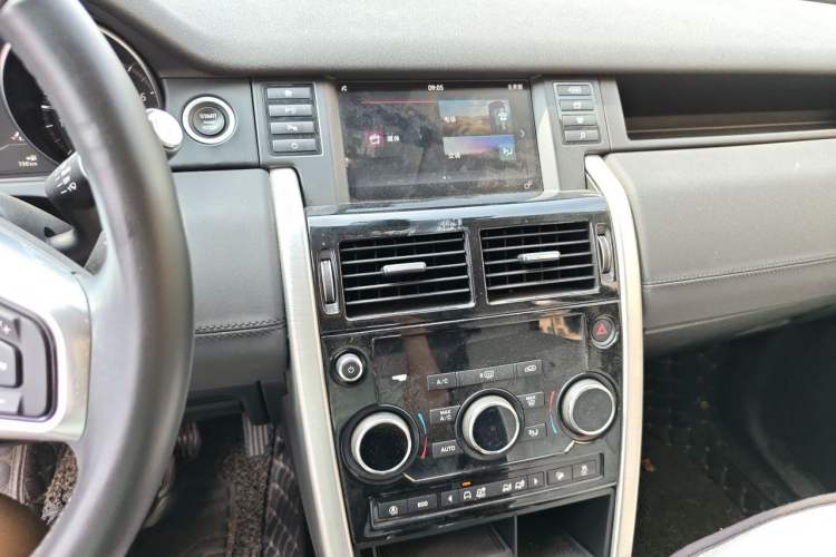 Used Land Rover Discovery Sport 2018 240 PS SE Version Audio And AC Panel