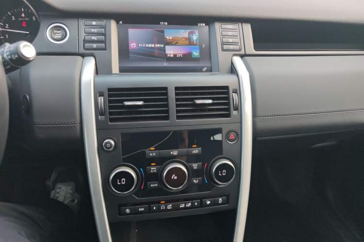 Used Land Rover Discovery Sport 2018 240 PS SE Version Audio And AC Panel