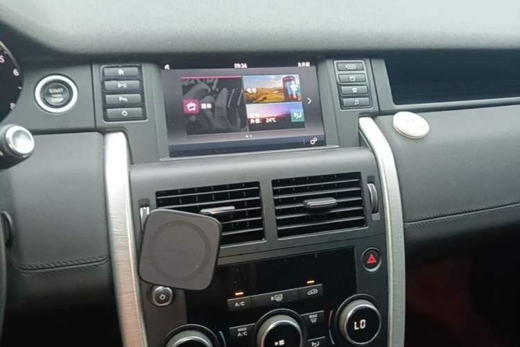 Used Land Rover Discovery Sport 2018 240 PS SE Version Audio And AC Panel
