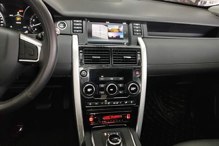 Used Land Rover Discovery Sport 2018 200 PS PURE Edition Audio And AC Panel