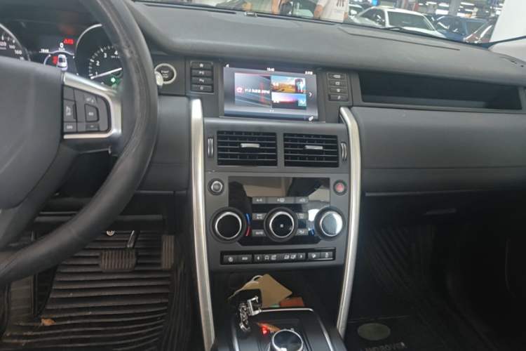 Used Land Rover Discovery Sport 2018 240 PS SE Version Audio And AC Panel