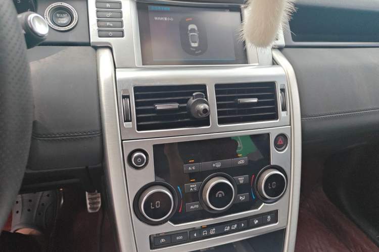 Used Land Rover Discovery Sport 2018 240 PS SE Version Audio And AC Panel