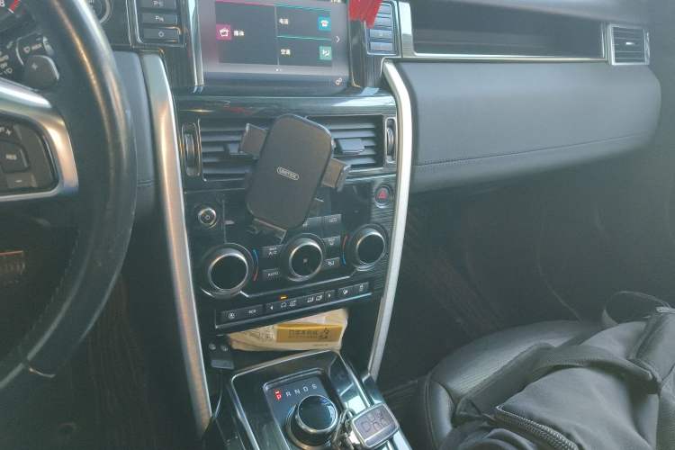 Used Land Rover Discovery Sport 2018 240 PS SE Version Audio And AC Panel