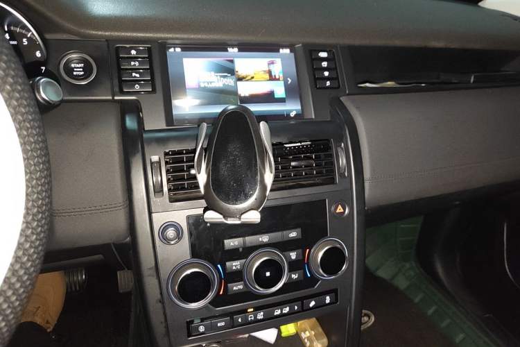 Used Land Rover Discovery Sport 2018 240 PS PURE Edition Audio And AC Panel