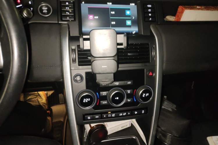 Used Land Rover Discovery Sport 2018 240 PS SE Version Audio And AC Panel