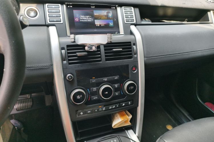 Used Land Rover Discovery Sport 2018 240 PS PURE Edition Audio And AC Panel