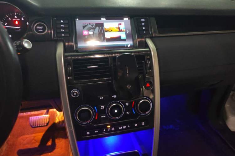 Used Land Rover Discovery Sport 2018 240 PS SE Version Audio And AC Panel