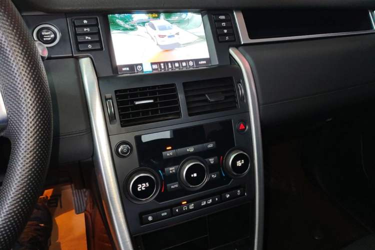 Used Land Rover Discovery Sport 2018 240 PS SE Version Audio And AC Panel