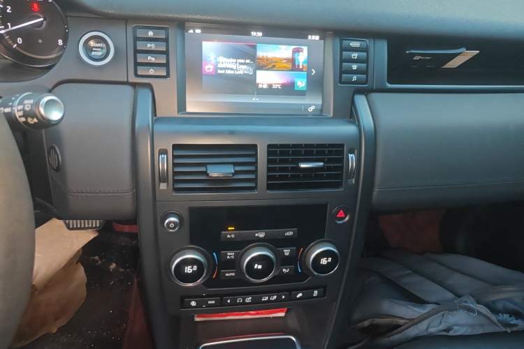 Used Land Rover Discovery Sport 2018 200 PS PURE Edition Audio And AC Panel