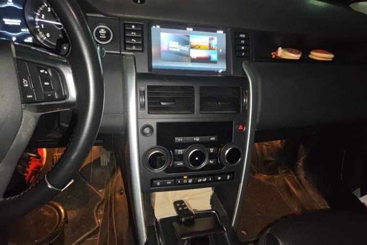 Used Land Rover Discovery Sport 2018 240 PS SE Version Audio And AC Panel