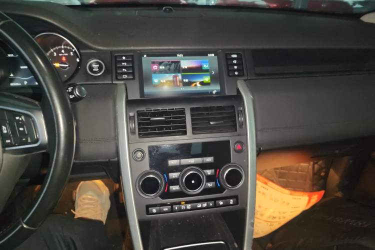 Used Land Rover Discovery Sport 2018 240 PS SE Version Audio And AC Panel