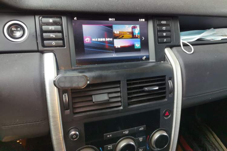 Used Land Rover Discovery Sport 2018 240 PS SE Version Audio And AC Panel