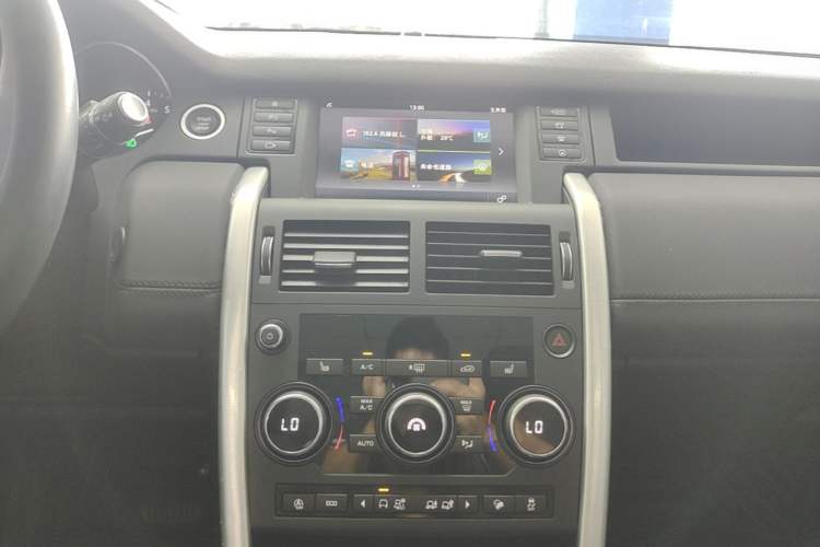 Used Land Rover Discovery Sport 2018 240 PS HSE Version Audio And AC Panel