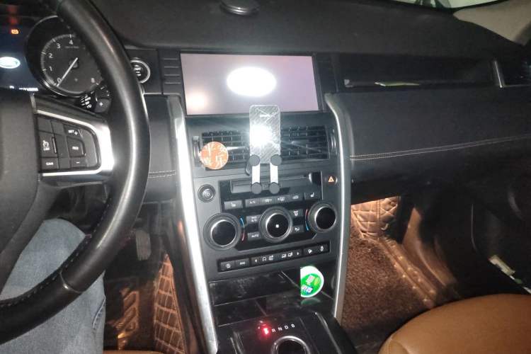 Used Land Rover Discovery Sport 2018 240 PS HSE LUXURY Edition Audio And AC Panel