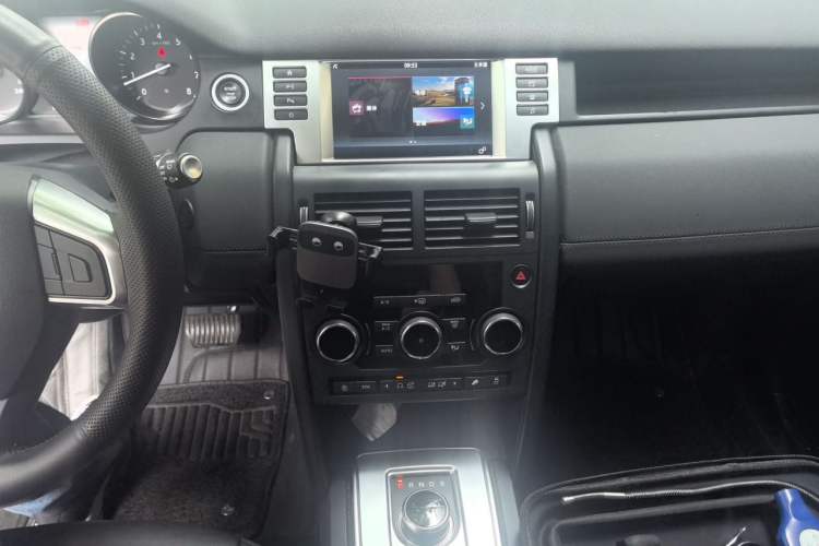 Used Land Rover Discovery Sport 2018 200 PS PURE Edition Audio And AC Panel