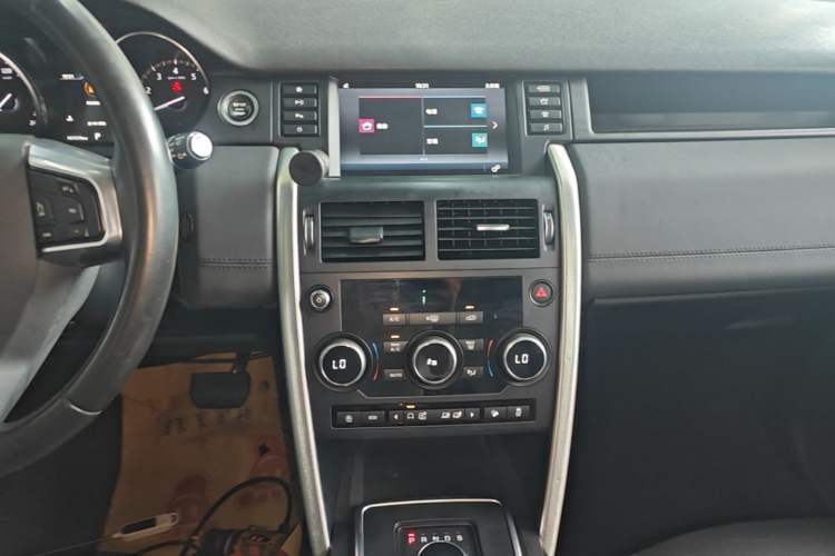 Used Land Rover Discovery Sport 2018 240 PS SE Version Audio And AC Panel
