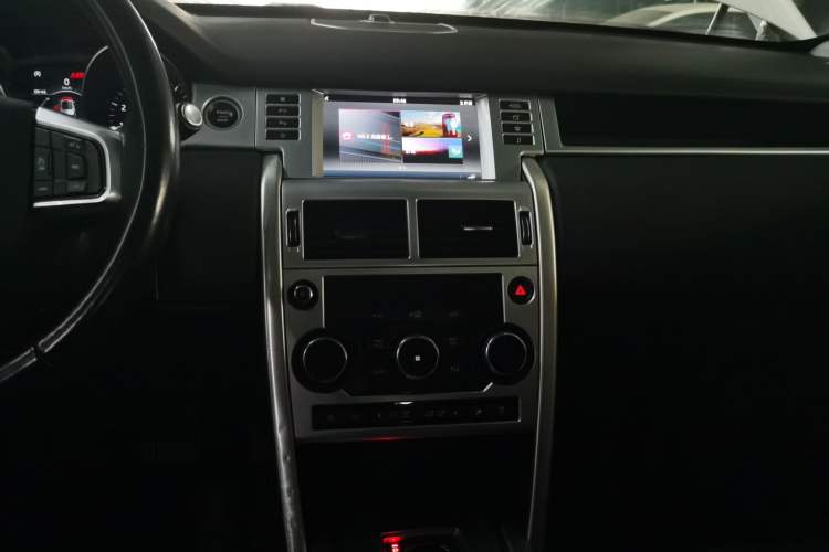 Used Land Rover Discovery Sport 2018 240 PS SE Version Audio And AC Panel