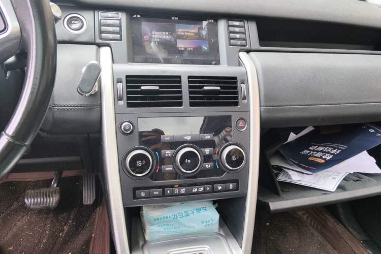 Used Land Rover Discovery Sport 2018 240 PS SE Version Audio And AC Panel