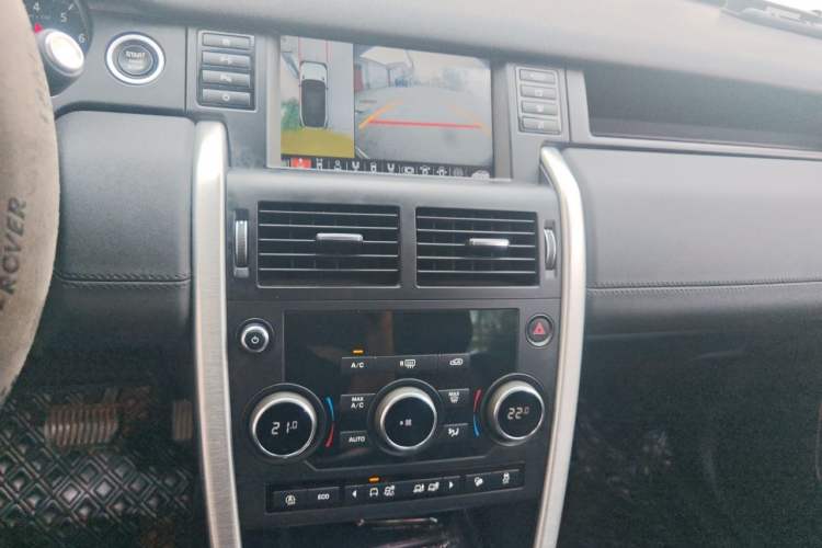 Used Land Rover Discovery Sport 2018 240 PS SE Version Audio And AC Panel