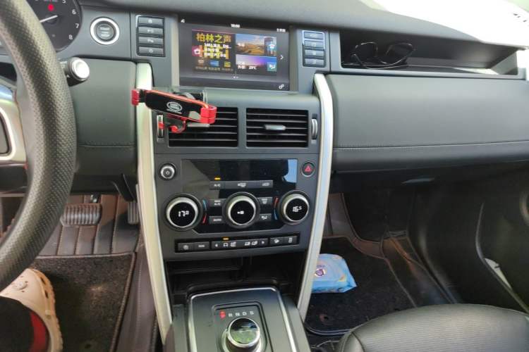 Used Land Rover Discovery Sport 2018 240 PS SE Version Audio And AC Panel