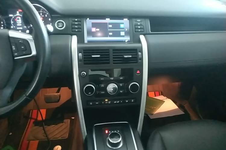 Used Land Rover Discovery Sport 2018 240 PS SE Version Audio And AC Panel