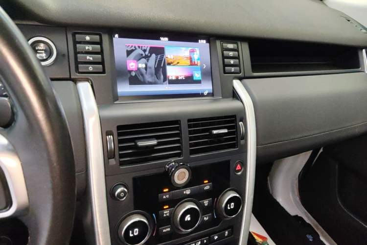 Used Land Rover Discovery Sport 2018 240 PS SE Version Audio And AC Panel