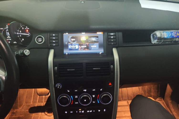 Used Land Rover Discovery Sport 2018 240 PS HSE Version Audio And AC Panel