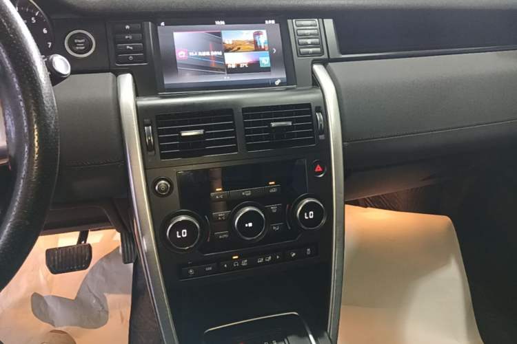 Used Land Rover Discovery Sport 2018 240 PS SE Version Audio And AC Panel