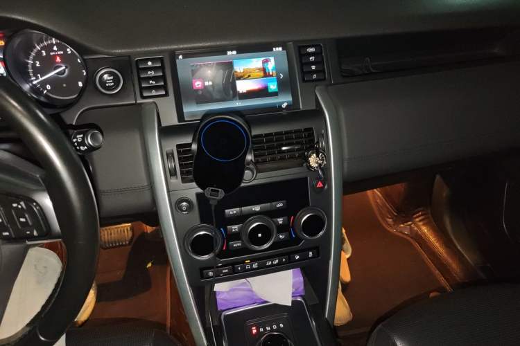 Used Land Rover Discovery Sport 2018 240 PS SE Version Audio And AC Panel