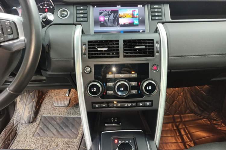 Used Land Rover Discovery Sport 2018 240 PS SE Version Audio And AC Panel
