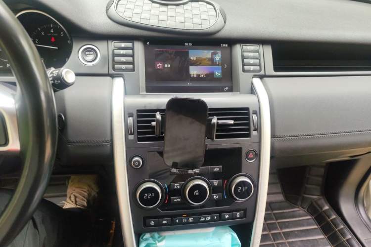 Used Land Rover Discovery Sport 2018 240 PS SE Version Audio And AC Panel