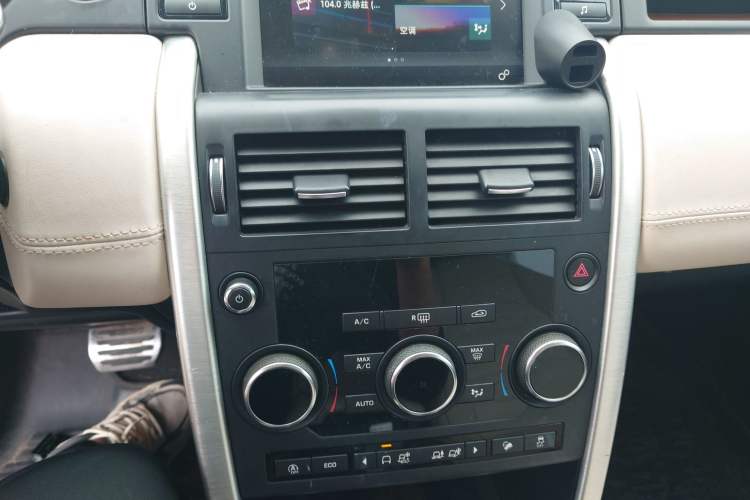 Used Land Rover Discovery Sport 2018 240 PS SE Version Audio And AC Panel