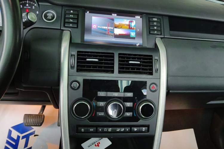 Used Land Rover Discovery Sport 2018 240 PS SE Version Audio And AC Panel
